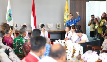 Momen PJ Sekda Papua Tengah, Silwanus Sumule saat membawakan sambutan dalam momen pelayanan perdana Pesawat Batik Air di Nabire, Kamis (23/4/2026). Foto: Humas Pemprov Papua Tengah. 