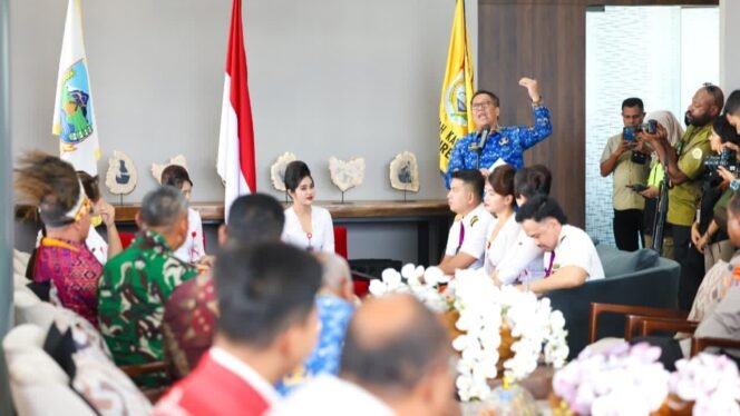 
Momen PJ Sekda Papua Tengah, Silwanus Sumule saat membawakan sambutan dalam momen pelayanan perdana Pesawat Batik Air di Nabire, Kamis (23/4/2026). Foto: Humas Pemprov Papua Tengah. 
