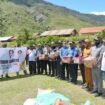 Pemerintah Provinsi Papua Tengah menyerahkan bantuan Logistik untuk korban konflik sosial di Puncak. (Foto: Humas Pemprov Papua Tengah)