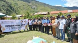 Pemerintah Provinsi Papua Tengah menyerahkan bantuan Logistik untuk korban konflik sosial di Puncak. (Foto: Humas Pemprov Papua Tengah)