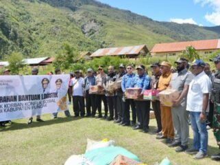 Pemerintah Provinsi Papua Tengah menyerahkan bantuan Logistik untuk korban konflik sosial di Puncak. (Foto: Humas Pemprov Papua Tengah)