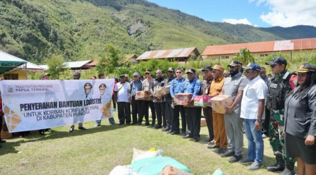 Pemerintah Provinsi Papua Tengah menyerahkan bantuan Logistik untuk korban konflik sosial di Puncak. (Foto: Humas Pemprov Papua Tengah)