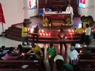 Aksi Lilin Kemanusiaan Awali Rakerda I Pemuda Katolik Papua Tengah:Nyalakan Lilin dan Doa bagi Korban Konflik Papua.( Foto: Istimewa)