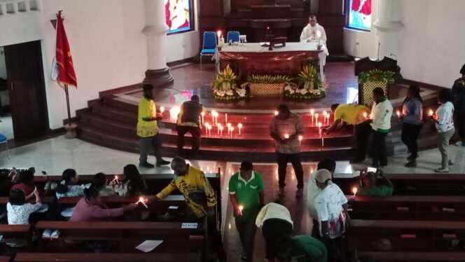 
Aksi Lilin Kemanusiaan Awali Rakerda I Pemuda Katolik Papua Tengah:Nyalakan Lilin dan Doa bagi Korban Konflik Papua.( Foto: Istimewa)