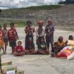 Anggota Dewan Perwakilan Rakyat Kabupaten (DPRK) Puncak, Yorianus Wakerkwa, menyalurkan bantuan kemanusiaan kepada masyarakat Distrik Omukia. (Foto: istimewa)