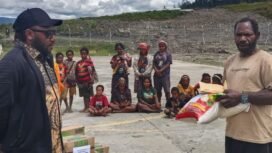 Anggota Dewan Perwakilan Rakyat Kabupaten (DPRK) Puncak, Yorianus Wakerkwa, menyalurkan bantuan kemanusiaan kepada masyarakat Distrik Omukia. (Foto: istimewa)