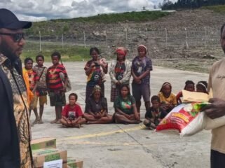 Anggota Dewan Perwakilan Rakyat Kabupaten (DPRK) Puncak, Yorianus Wakerkwa, menyalurkan bantuan kemanusiaan kepada masyarakat Distrik Omukia. (Foto: istimewa)