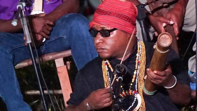 
Seniman asal Papua Barat Daya, Neles Rumanasen. (Foto: Ist)