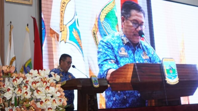 
Pj Sekda Papua Tengah, Silwanus Sumule saat membacakan sambutan dari Gubernur Papua Tengah, Meki Nawipa dalam momen Musrenbang Otsus dan RKPD 2027 Papua Tengah. (Foto: Kristin Rejang/Sasagupapua)