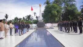Putri Sejati Srikandi Indonesia saat berziarah di TMP Nabire. (Foto: Kristin Rejang/Sasagupapua)