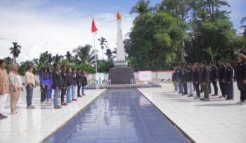 Putri Sejati Srikandi Indonesia saat berziarah di TMP Nabire. (Foto: Kristin Rejang/Sasagupapua)