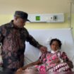 Pj. Sekda Nenu Tabuni saat melihat kondisi korban yang di rujuk di RS Dian Harapan Jayapura. (Diskominfo Puncak)