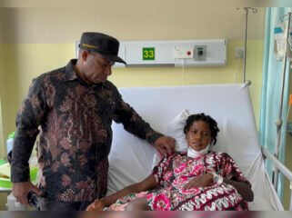 Pj. Sekda Nenu Tabuni saat melihat kondisi korban yang di rujuk di RS Dian Harapan Jayapura. (Diskominfo Puncak)