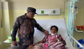 Pj. Sekda Nenu Tabuni saat melihat kondisi korban yang di rujuk di RS Dian Harapan Jayapura. (Diskominfo Puncak)