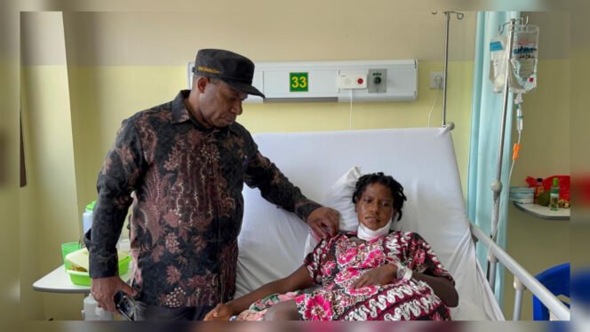 
Pj. Sekda Nenu Tabuni saat melihat kondisi korban yang di rujuk di RS Dian Harapan Jayapura. (Diskominfo Puncak)
