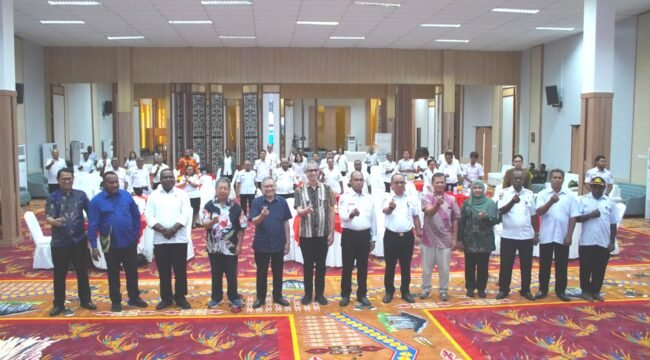 Foto bersama saat kegiatan Lokakarya Pembentukan DAD di Ballroom Kantor Gubernur Papua Tengah. (Foto:Edwin Rumanasen)