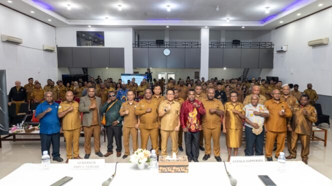 
Foto bersama saat kegiatan FGD dalam rangka penyusunan Rencana Kerja Pemerintah Daerah (RKPD) Tahun 2027 di Gedung LPP RRI Nabire pada Selasa (7/4/2026). (Foto:Ist)