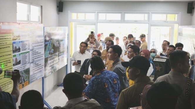 
Wapres Gibran saat meninjau langsung Pembangunan rumah susun ASN Pemprov Papua Tengah. (Foto: Humas Pemprov Papua Tengah)