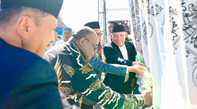 Gubernur Papua Tengah, Meki Nawipa, SH saat meresmikan Pondok Pesantren di Nabire. (Foto: Humas Pemprov Papua Tengah)