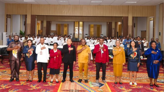 
Foto bersama saat Pembukaan RPL di Ballroom Kantor Gubernur Papua Tengah. (Dok.Humas Pemprov Papua Tengah)