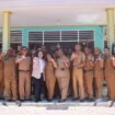 Anggota DPR Provinsi Papua Tengah, Nancy Raweyai berfoto bersama keluarga besar DLH usai kegiatan Kunker, Senin (11/5/2026). Foto: Kristin Rejang/Sasagupapua.com.