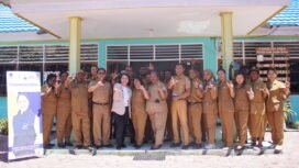 Anggota DPR Provinsi Papua Tengah, Nancy Raweyai berfoto bersama keluarga besar DLH usai kegiatan Kunker, Senin (11/5/2026). Foto: Kristin Rejang/Sasagupapua.com.
