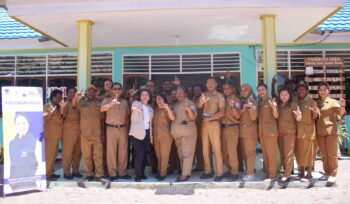 Anggota DPR Provinsi Papua Tengah, Nancy Raweyai berfoto bersama keluarga besar DLH usai kegiatan Kunker, Senin (11/5/2026). Foto: Kristin Rejang/Sasagupapua.com.