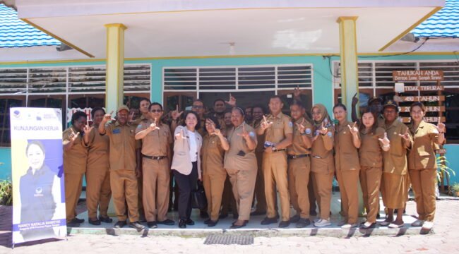 Anggota DPR Provinsi Papua Tengah, Nancy Raweyai berfoto bersama keluarga besar DLH usai kegiatan Kunker, Senin (11/5/2026). Foto: Kristin Rejang/Sasagupapua.com.