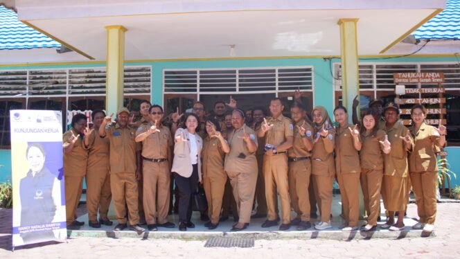 
Anggota DPR Provinsi Papua Tengah, Nancy Raweyai berfoto bersama keluarga besar DLH usai kegiatan Kunker, Senin (11/5/2026). Foto: Kristin Rejang/Sasagupapua.com.