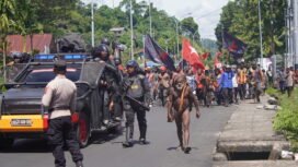 Potret momen aksi masyarakat di Nabire saat melakukan aksi demo damai terkait kasus Dogiyai berdarah. (Foto: Kristin Rejang/Sasagupapua.com)