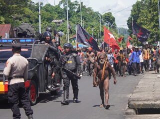 Potret momen aksi masyarakat di Nabire saat melakukan aksi demo damai terkait kasus Dogiyai berdarah. (Foto: Kristin Rejang/Sasagupapua.com)