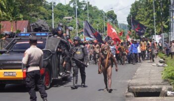 Potret momen aksi masyarakat di Nabire saat melakukan aksi demo damai terkait kasus Dogiyai berdarah. (Foto: Kristin Rejang/Sasagupapua.com)