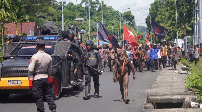 Potret momen aksi masyarakat di Nabire saat melakukan aksi demo damai terkait kasus Dogiyai berdarah. (Foto: Kristin Rejang/Sasagupapua.com)