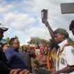 Seorang perwakilan masa saat mengangkat sebuah peti kecil sebagai simbol duka di Dogiyai yang diserahkan kepada DPR Papua Tengah, Senin (11/5/2026). Foto: Kristin Rejang/Sasagupapua.com