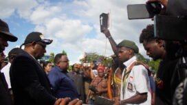 Seorang perwakilan masa saat mengangkat sebuah peti kecil sebagai simbol duka di Dogiyai yang diserahkan kepada DPR Papua Tengah, Senin (11/5/2026). Foto: Kristin Rejang/Sasagupapua.com