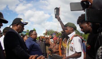 Seorang perwakilan masa saat mengangkat sebuah peti kecil sebagai simbol duka di Dogiyai yang diserahkan kepada DPR Papua Tengah, Senin (11/5/2026). Foto: Kristin Rejang/Sasagupapua.com