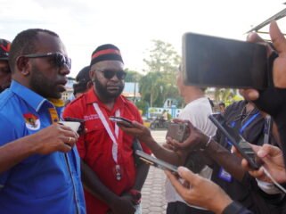 Ketua KNPI Papua Tengah, Yustinus Tebai saat memberikan keterangan kepada media usai aksi, Senin (11/5/2026). Foto: Kristin Rejang/Sasagupapua