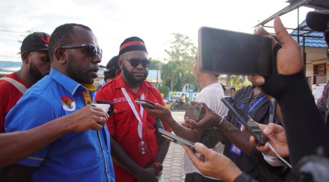 Ketua KNPI Papua Tengah, Yustinus Tebai saat memberikan keterangan kepada media usai aksi, Senin (11/5/2026). Foto: Kristin Rejang/Sasagupapua