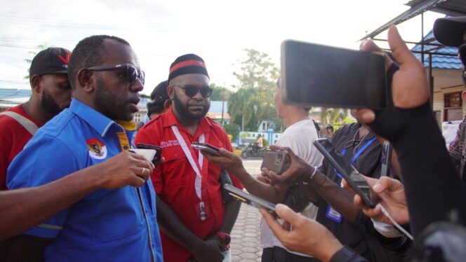 
Ketua KNPI Papua Tengah, Yustinus Tebai saat memberikan keterangan kepada media usai aksi, Senin (11/5/2026). Foto: Kristin Rejang/Sasagupapua