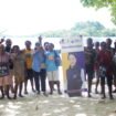 Momen Anggota DPR Papua Tengah, Nancy Raweyai saat berfoto bersama masyarakat di Pulau Mambor, Selasa (12/5/2026). Foto: Kristin Rejang/Sasagupapua.