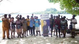 Momen Anggota DPR Papua Tengah, Nancy Raweyai saat berfoto bersama masyarakat di Pulau Mambor, Selasa (12/5/2026). Foto: Kristin Rejang/Sasagupapua.