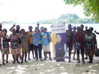 Momen Anggota DPR Papua Tengah, Nancy Raweyai saat berfoto bersama masyarakat di Pulau Mambor, Selasa (12/5/2026). Foto: Kristin Rejang/Sasagupapua.