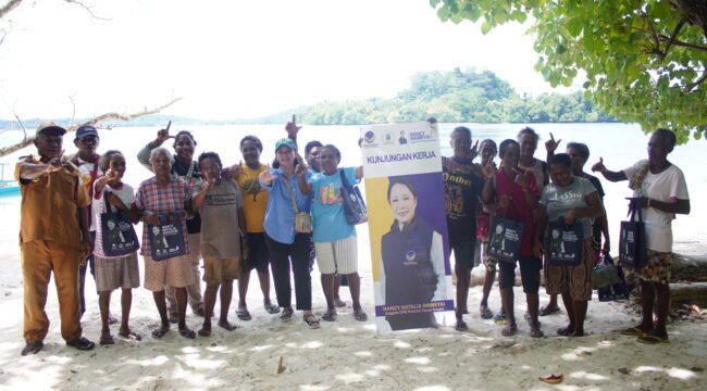 Momen Anggota DPR Papua Tengah, Nancy Raweyai saat berfoto bersama masyarakat di Pulau Mambor, Selasa (12/5/2026). Foto: Kristin Rejang/Sasagupapua.