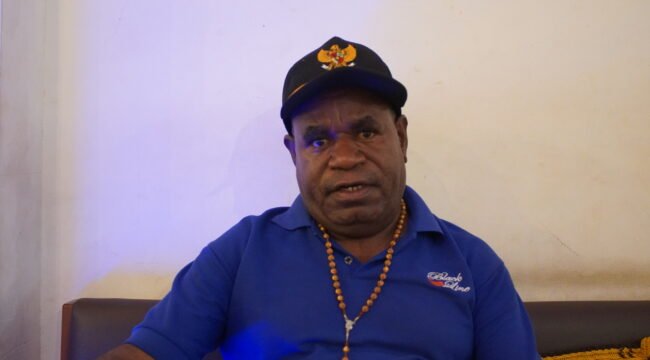 Ketua Pokja Adat Majelis Rakyat Papua (MRP) Papua Tengah, Yulius Wandagau. (Foto : Kristin Rejang/Sasagupapua.com)