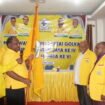 Ketua Harian DPD I Partai Golkar Papua Tengah, Willem Wandik saat menyerahkan bendera pataka kepada ketua terpilih. (Foto: Kristin Rejang/Sasagupapua.com.