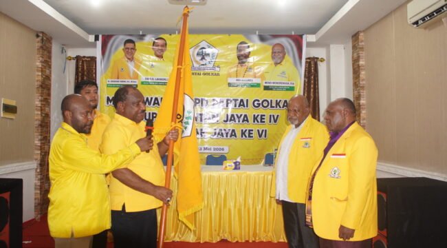 Ketua Harian DPD I Partai Golkar Papua Tengah, Willem Wandik saat menyerahkan bendera pataka kepada ketua terpilih. (Foto: Kristin Rejang/Sasagupapua.com.