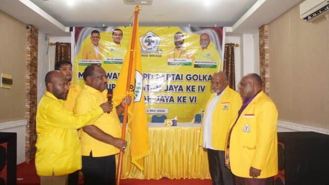 
Ketua Harian DPD I Partai Golkar Papua Tengah, Willem Wandik saat menyerahkan bendera pataka kepada ketua terpilih. (Foto: Kristin Rejang/Sasagupapua.com.