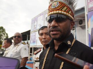 Anggota Komisi XIII DPR RI, Yan Permenas Mandenas saat diwawancarai awak media di Nabire, Senin (4/5/2026). Foto: Kristin Rejang/Sasagupapua.com.