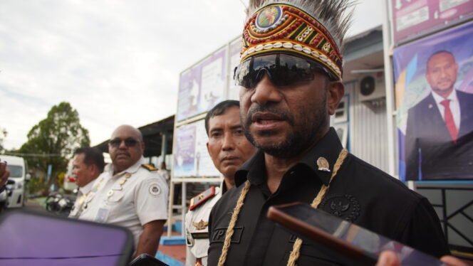 
Anggota Komisi XIII DPR RI, Yan Permenas Mandenas saat diwawancarai awak media di Nabire, Senin (4/5/2026). Foto: Kristin Rejang/Sasagupapua.com.