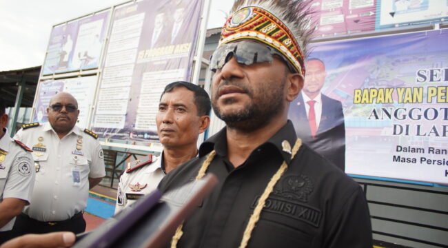 Anggota Komisi XIII DPR RI, Yan Permenas Mandenas. (Foto: Kristin Rejang/sasagupapua.com)